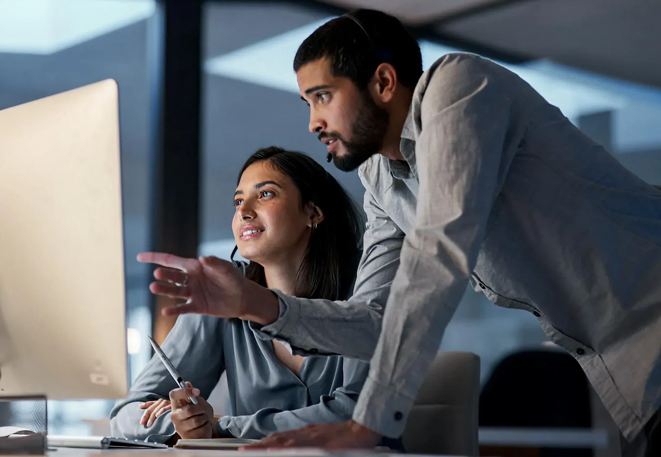 Two colleagues working together on link building strategy